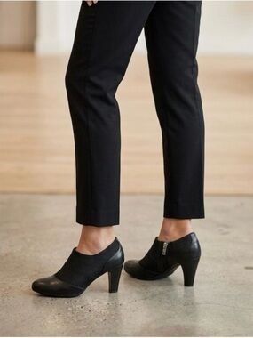 Adrienne Vittadini Black Stretch Panel Ankle Bootie Side zip Heels. Size 8.5